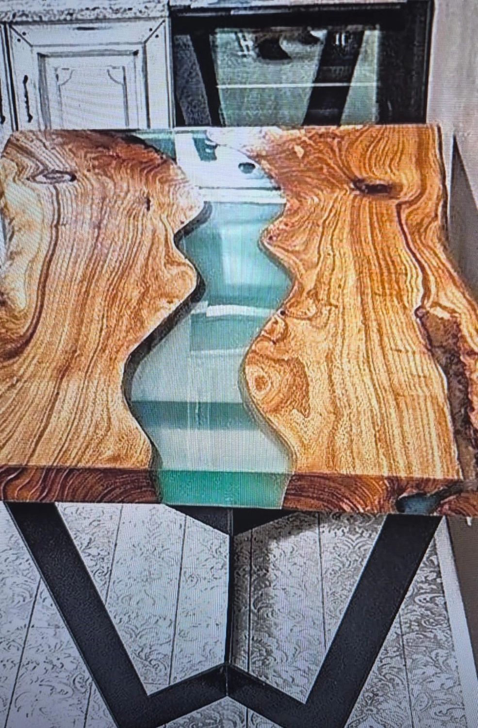 Dach,Wand und Holzkonstruktion - Handgefertigte Holzkunst - Ein quadratischer Couchtisch aus Massivholz mit einer durchscheinenden blauen Epoxidharz-Einlage und schwarzen Metallbeinen.