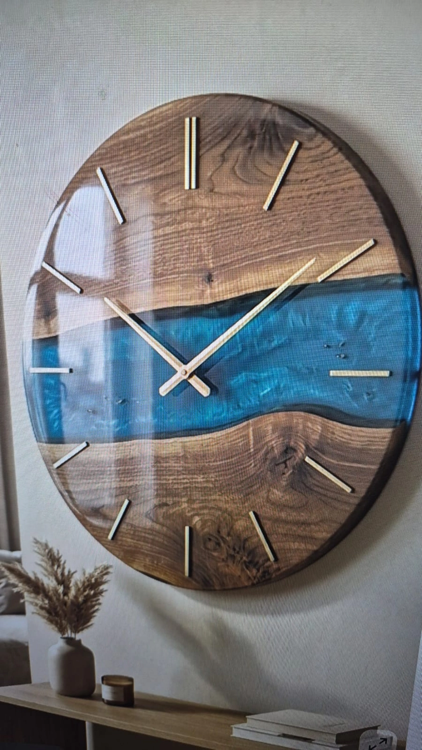 Dach,Wand und Holzkonstruktion - Handgefertigte Holzkunst - Eine große, runde Wanduhr aus dunklem Holz mit einem leuchtend blauen Epoxidharz-„Fluss“ in der Mitte.