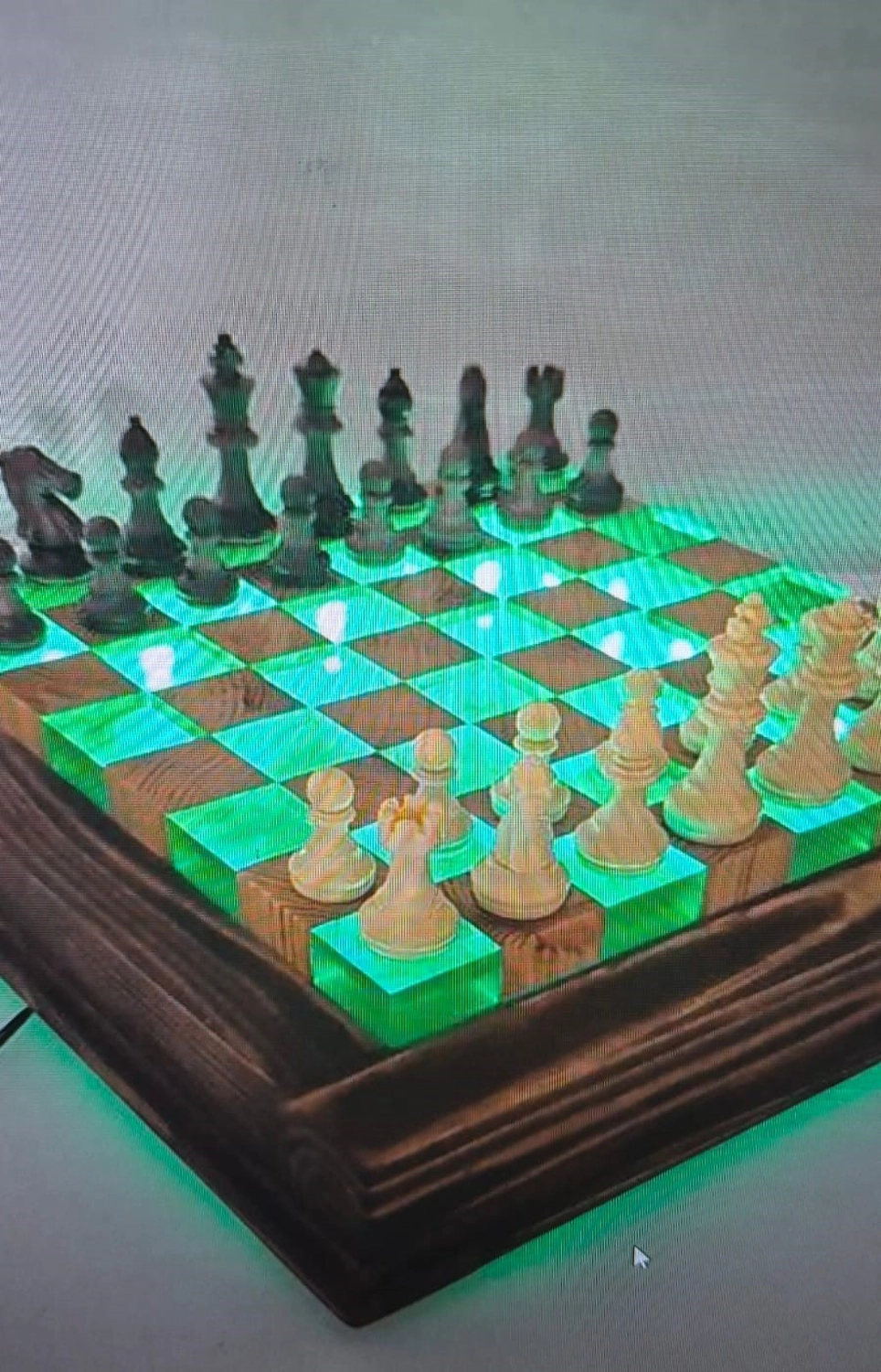 Dach,Wand und Holzkonstruktion - Handgefertigte Holzkunst - Ein individuell gestaltetes Schachspiel mit einem leuchtend grünen Schachbrett aus Harz und Holz sowie klassischen Holzfiguren.