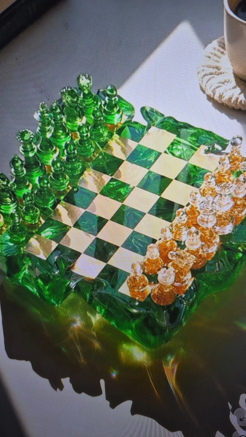 Dach,Wand und Holzkonstruktion - Handgefertigte Holzkunst - Ein dekoratives Schachspiel aus transluzentem grünem und bernsteinfarbenem Glas mit passendem Schachbrett.