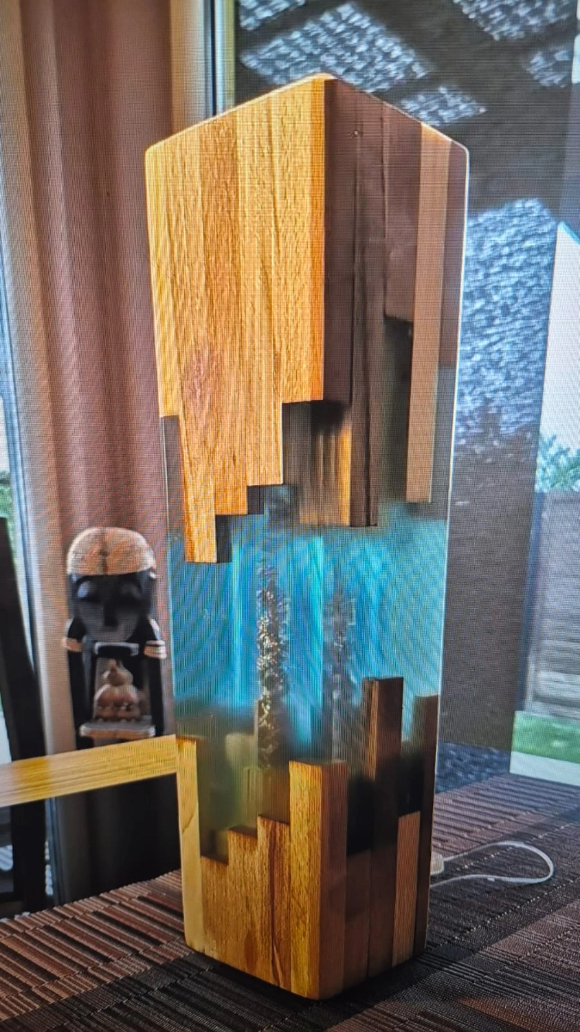 Dach,Wand und Holzkonstruktion - Handgefertigte Holzkunst - Ein dekoratives Wandpaneel aus vertikalen Holzblöcken mit einem durchscheinenden, blauen Harz-„Fluss“-Effekt.