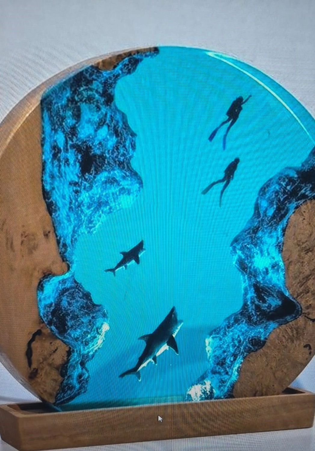 Dach,Wand und Holzkonstruktion - Handgefertigte Holzkunst - Ein rundes Wandbild aus Holz und blauem Harz mit einer Unterwasserszene und Silhouetten von Haien und Tauchern.