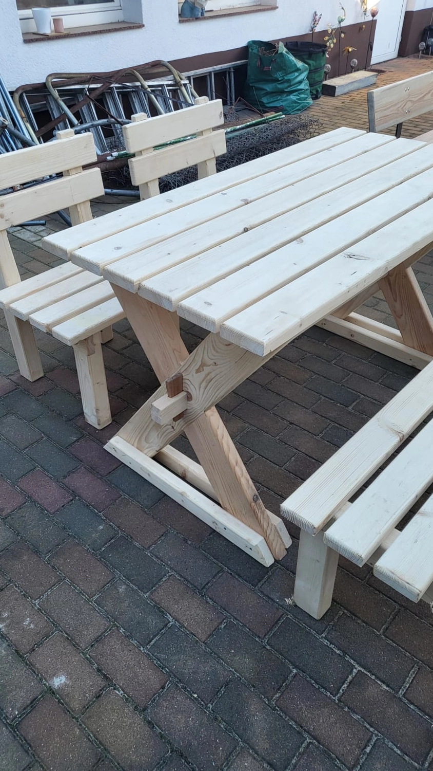 Dach,Wand und Holzkonstruktion - Handgefertigte Holzkunst - Ein klassisches, helles Picknicktisch- und Bankset aus Holz mit A-förmigen Beinen.