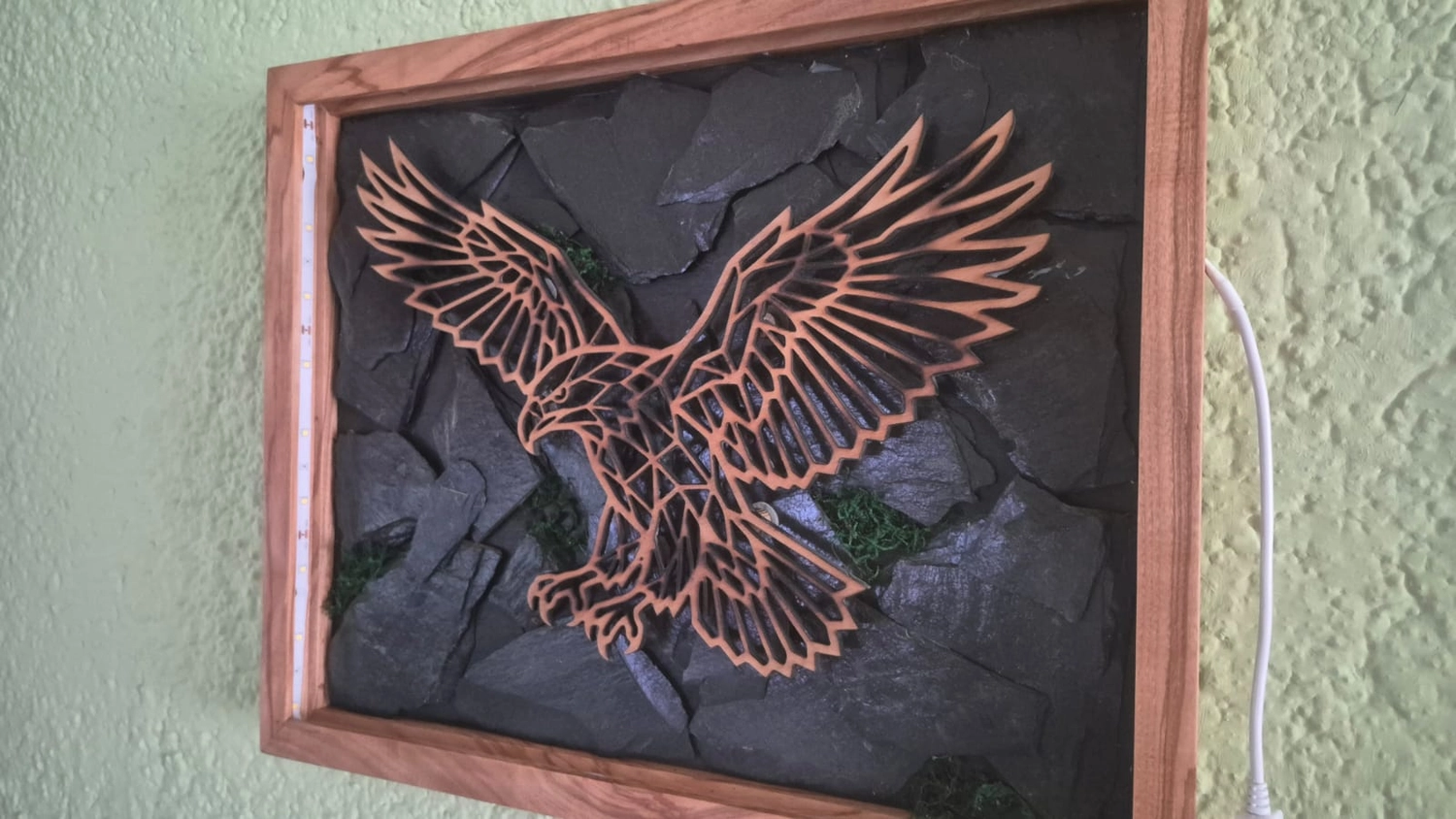 Dach,Wand und Holzkonstruktion - Handgefertigte Holzkunst - Ein individuell gestaltetes Schachset im 3D-Stil mit Burgturm-Eckfiguren und gold- und silbermetallischen Figuren.