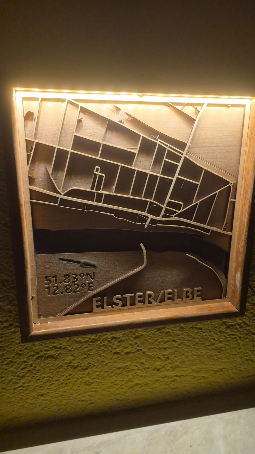 Dach,Wand und Holzkonstruktion - Handgefertigte Holzkunst - Ein individuell gestaltetes Schachset im 3D-Stil mit Burgturm-Eckfiguren und gold- und silbermetallischen Figuren.