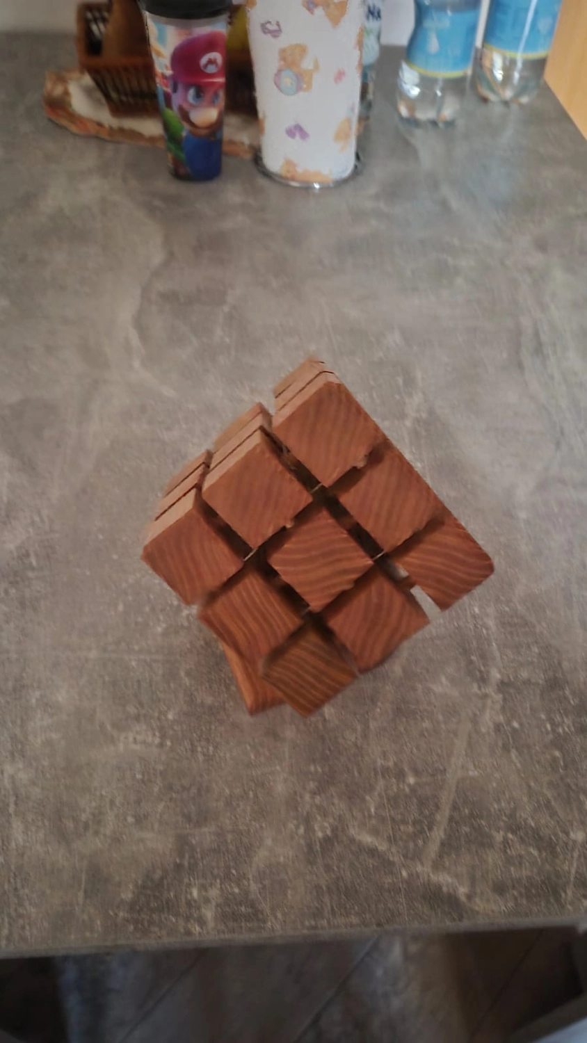 Dach,Wand und Holzkonstruktion - Handgefertigte Holzkunst - Ein individuell gestaltetes Schachset im 3D-Stil mit Burgturm-Eckfiguren und gold- und silbermetallischen Figuren.