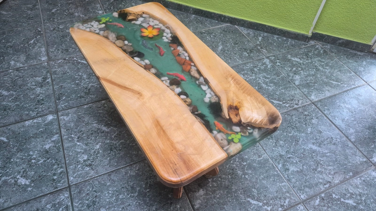 Dach,Wand und Holzkonstruktion - Handgefertigte Holzkunst - Ein individuell gestaltetes Schachset im 3D-Stil mit Burgturm-Eckfiguren und gold- und silbermetallischen Figuren.