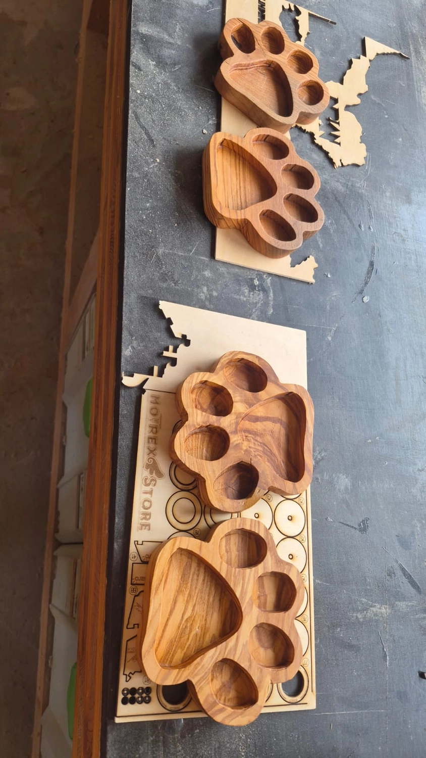 Dach,Wand und Holzkonstruktion - Handgefertigte Holzkunst - Ein individuell gestaltetes Schachset im 3D-Stil mit Burgturm-Eckfiguren und gold- und silbermetallischen Figuren.