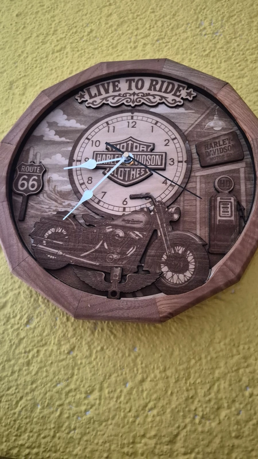 Dach,Wand und Holzkonstruktion - Handgefertigte Holzkunst - Ein individuell gestaltetes Schachset im 3D-Stil mit Burgturm-Eckfiguren und gold- und silbermetallischen Figuren.