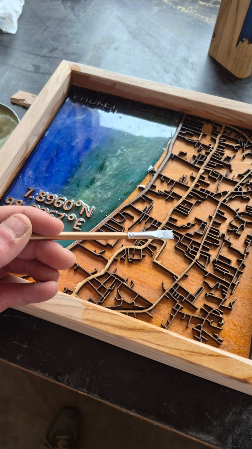 Dach,Wand und Holzkonstruktion - Handgefertigte Holzkunst - Ein individuell gestaltetes Schachset im 3D-Stil mit Burgturm-Eckfiguren und gold- und silbermetallischen Figuren.