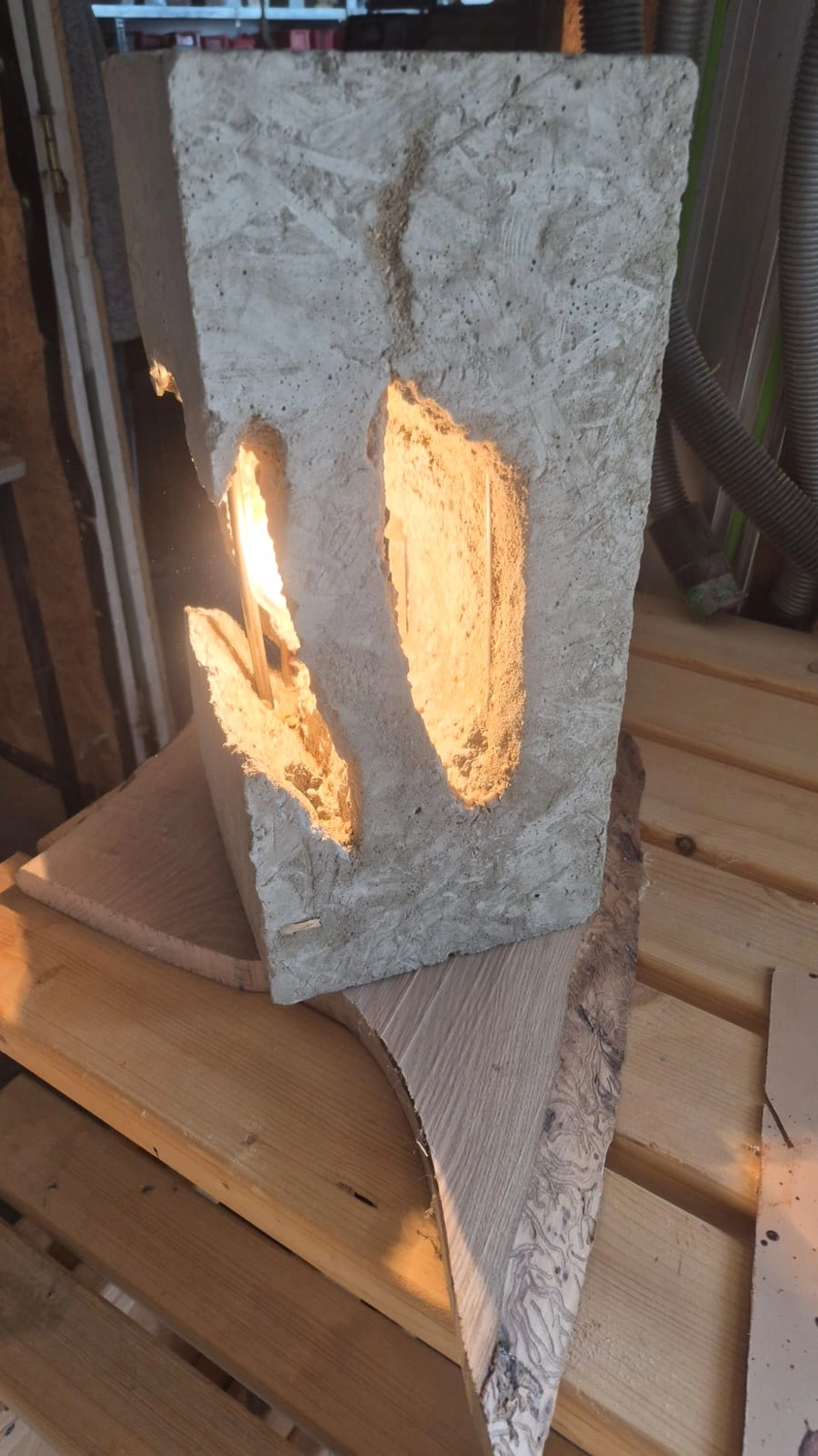 Dach,Wand und Holzkonstruktion - Handgefertigte Holzkunst - Ein individuell gestaltetes Schachset im 3D-Stil mit Burgturm-Eckfiguren und gold- und silbermetallischen Figuren.