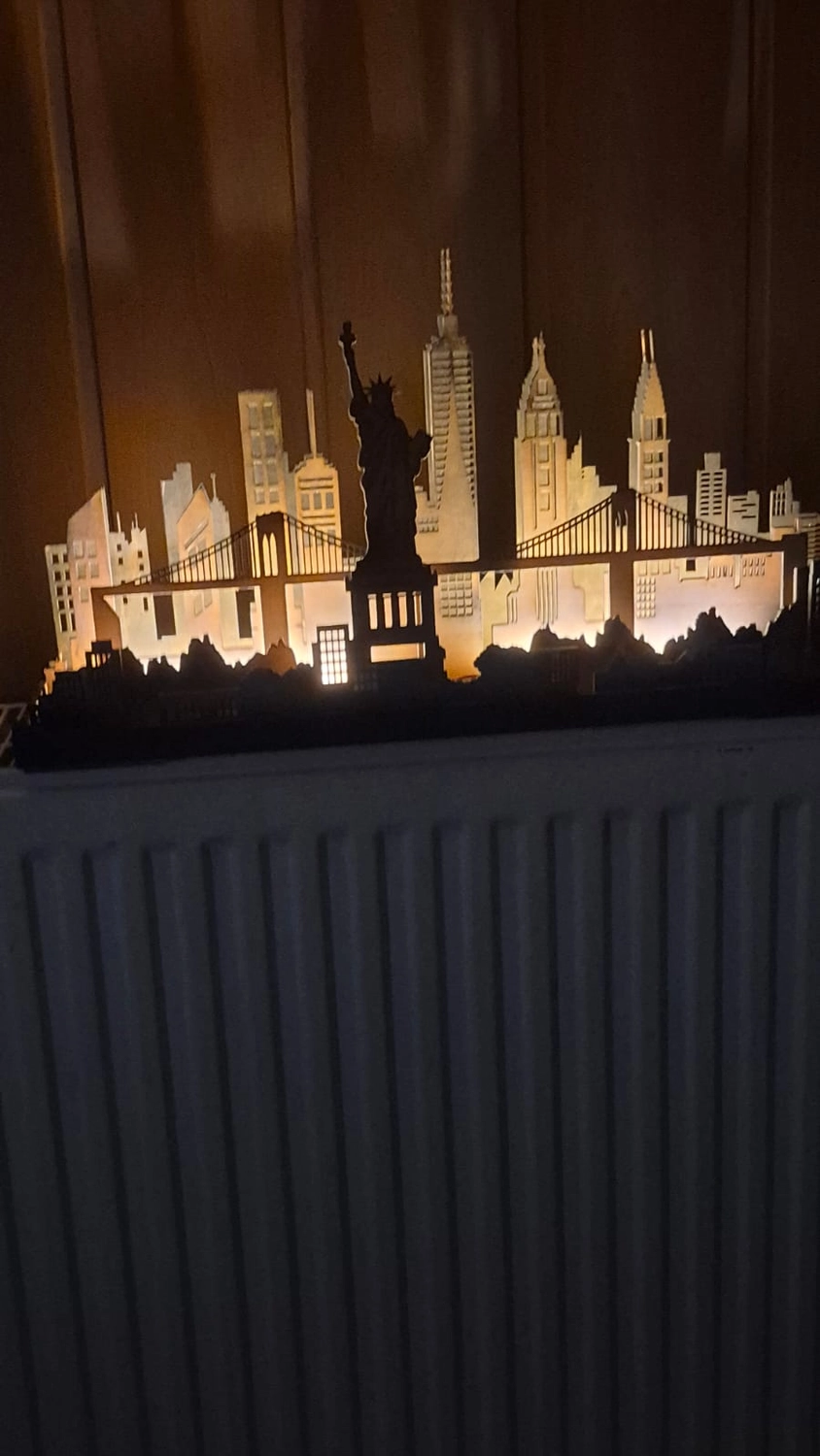 Dach,Wand und Holzkonstruktion - Handgefertigte Holzkunst - Ein individuell gestaltetes Schachset im 3D-Stil mit Burgturm-Eckfiguren und gold- und silbermetallischen Figuren.