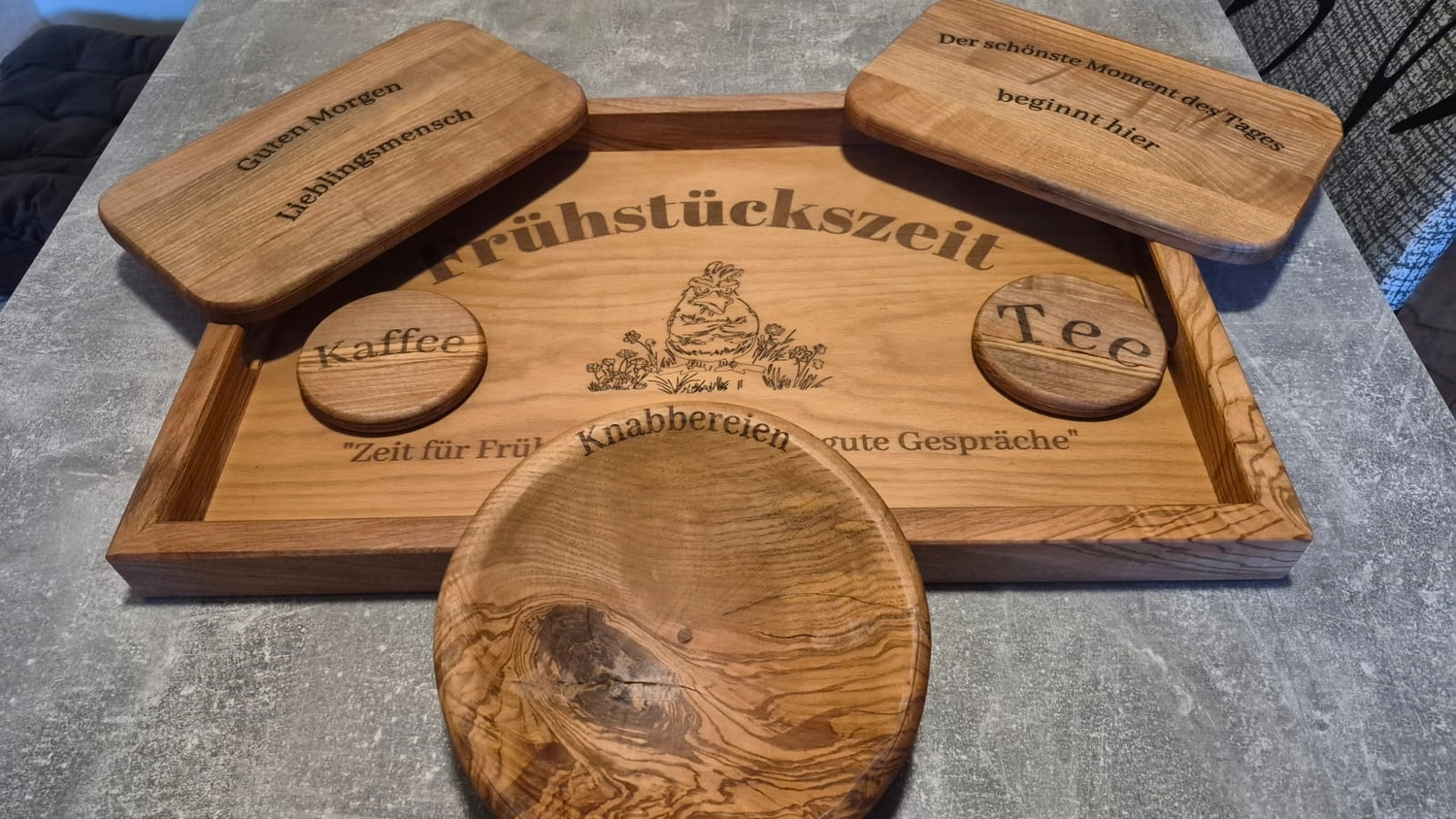 Dach,Wand und Holzkonstruktion - Handgefertigte Holzkunst - Ein individuell gestaltetes Schachset im 3D-Stil mit Burgturm-Eckfiguren und gold- und silbermetallischen Figuren.