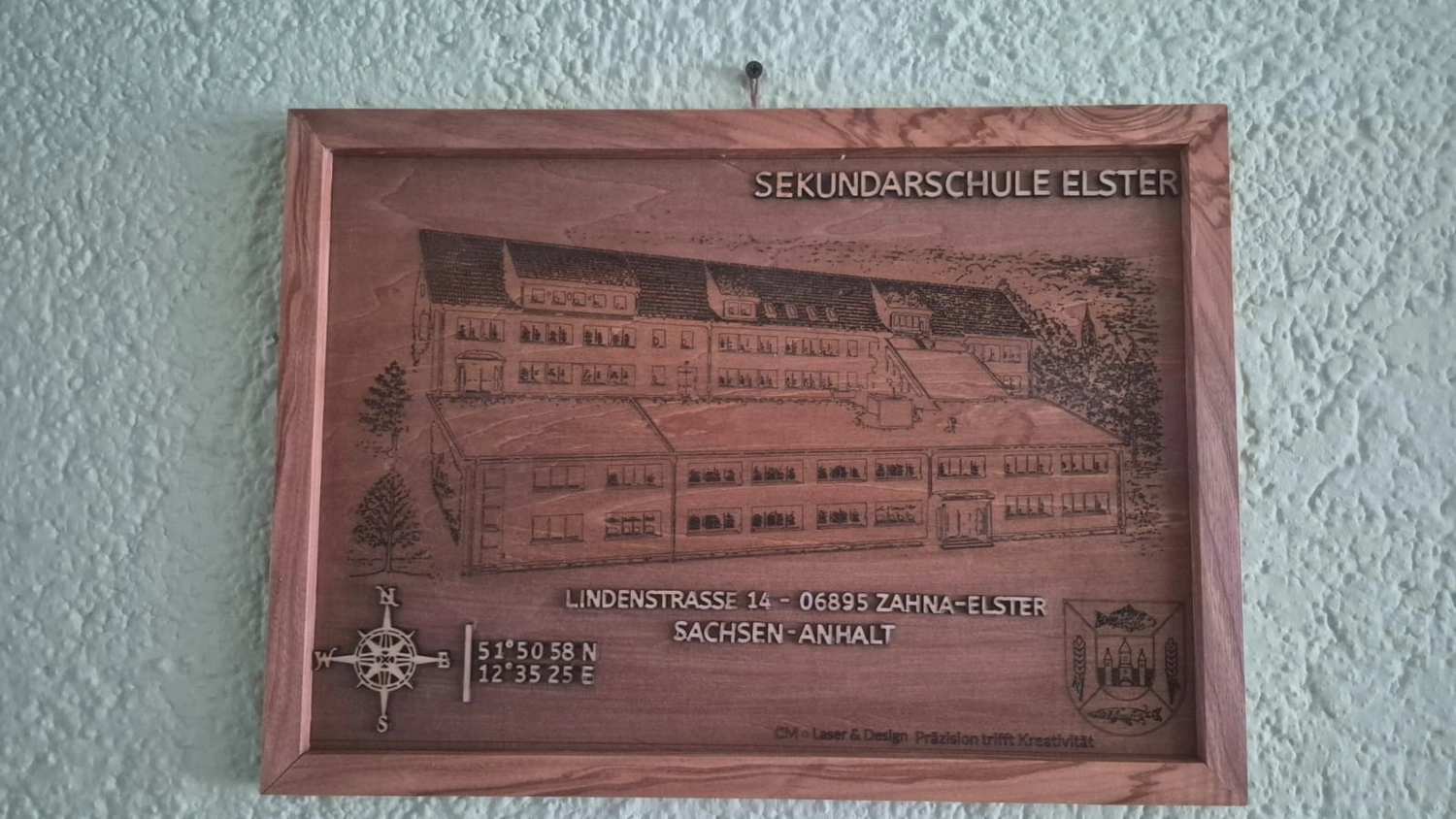 Dach,Wand und Holzkonstruktion - Handgefertigte Holzkunst - Ein individuell gestaltetes Schachset im 3D-Stil mit Burgturm-Eckfiguren und gold- und silbermetallischen Figuren.