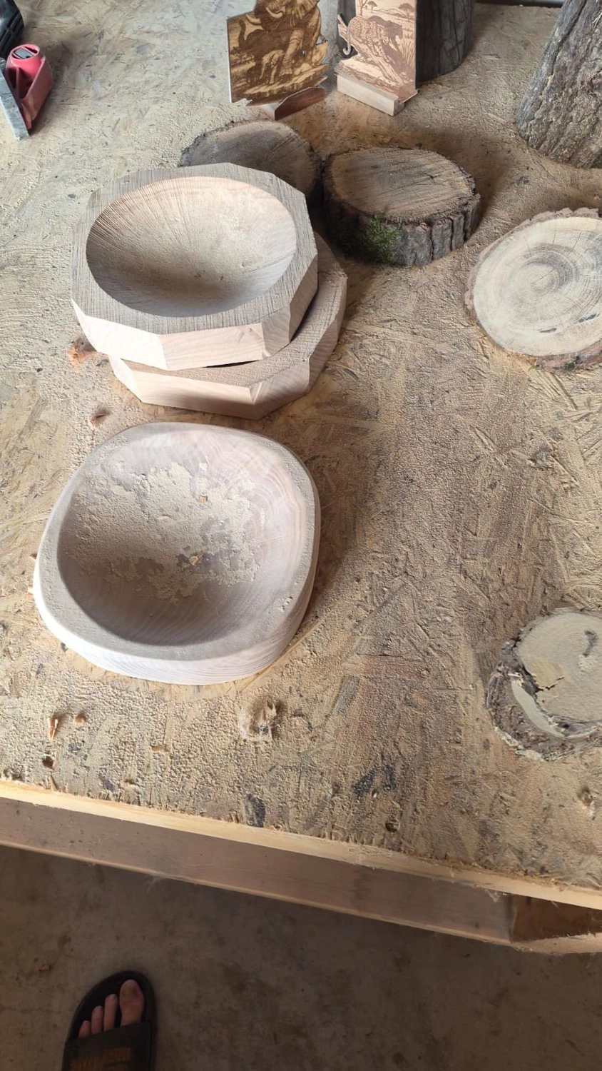 Dach,Wand und Holzkonstruktion - Handgefertigte Holzkunst - Ein individuell gestaltetes Schachset im 3D-Stil mit Burgturm-Eckfiguren und gold- und silbermetallischen Figuren.