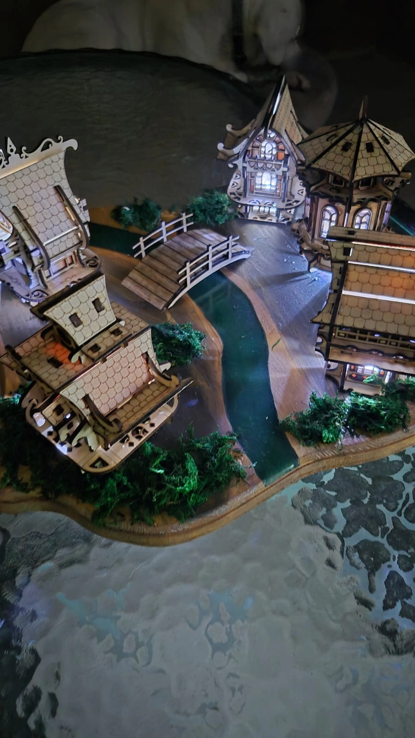 Dach,Wand und Holzkonstruktion - Handgefertigte Holzkunst - Ein individuell gestaltetes Schachset im 3D-Stil mit Burgturm-Eckfiguren und gold- und silbermetallischen Figuren.