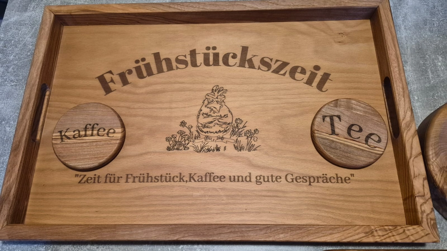 Dach,Wand und Holzkonstruktion - Handgefertigte Holzkunst - Eine runde Wanduhr aus einer naturbelassenen Holzplatte, umhüllt von wirbelndem, schwarz-weißem Epoxidharz.