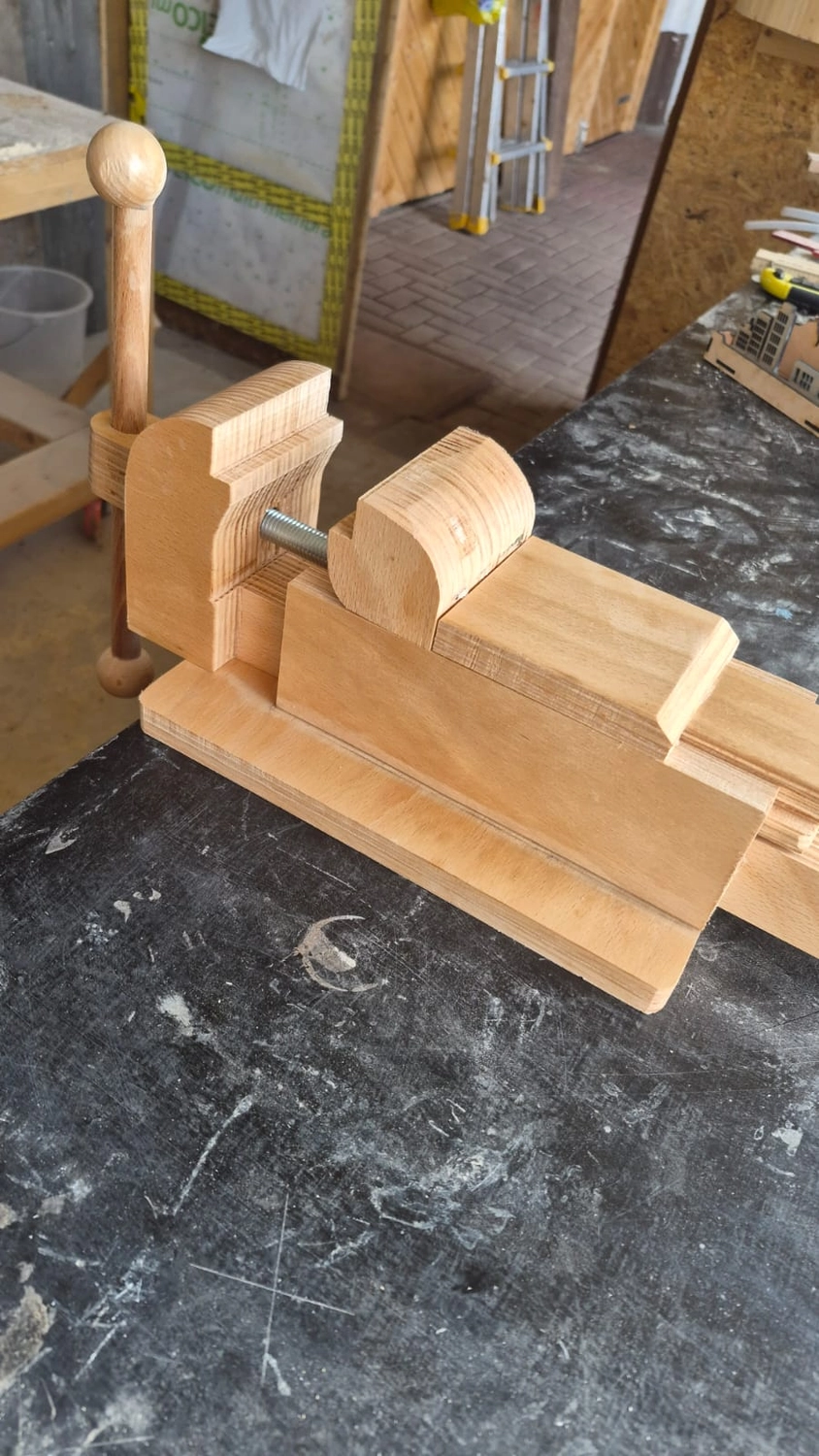 Dach,Wand und Holzkonstruktion - Handgefertigte Holzkunst - Eine runde Wanduhr aus einer naturbelassenen Holzplatte, umhüllt von wirbelndem, schwarz-weißem Epoxidharz.