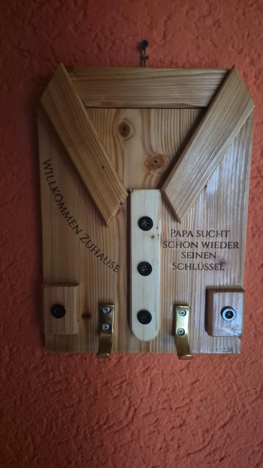 Dach,Wand und Holzkonstruktion - Handgefertigte Holzkunst - Ein individuell gestaltetes Schachset im 3D-Stil mit Burgturm-Eckfiguren und gold- und silbermetallischen Figuren.