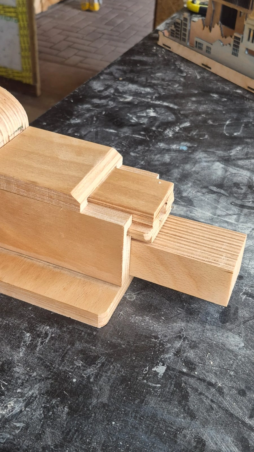 Dach,Wand und Holzkonstruktion - Handgefertigte Holzkunst - Ein individuell gestaltetes Schachset im 3D-Stil mit Burgturm-Eckfiguren und gold- und silbermetallischen Figuren.