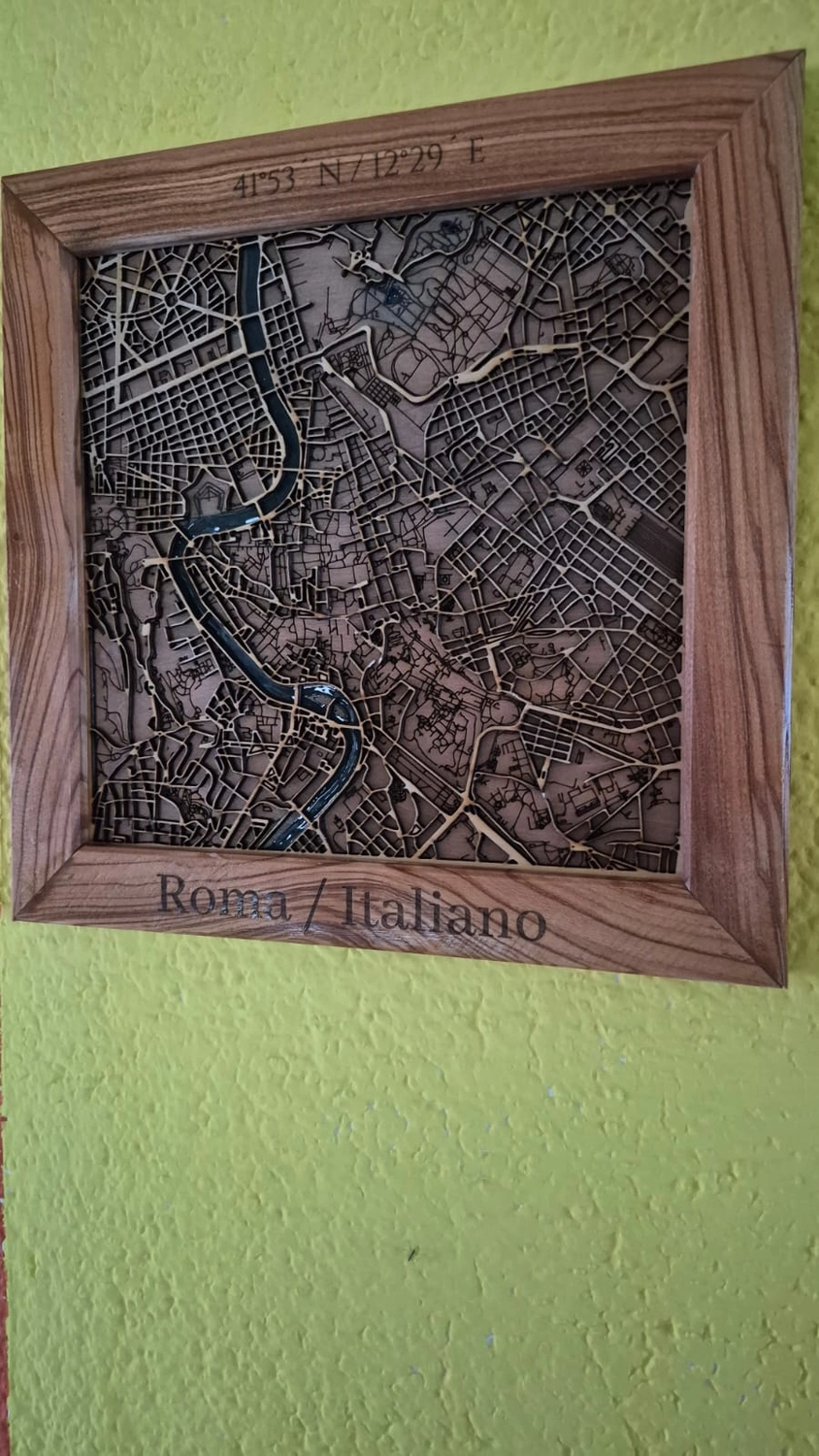 Dach,Wand und Holzkonstruktion - Handgefertigte Holzkunst - Ein individuell gestaltetes Schachset im 3D-Stil mit Burgturm-Eckfiguren und gold- und silbermetallischen Figuren.