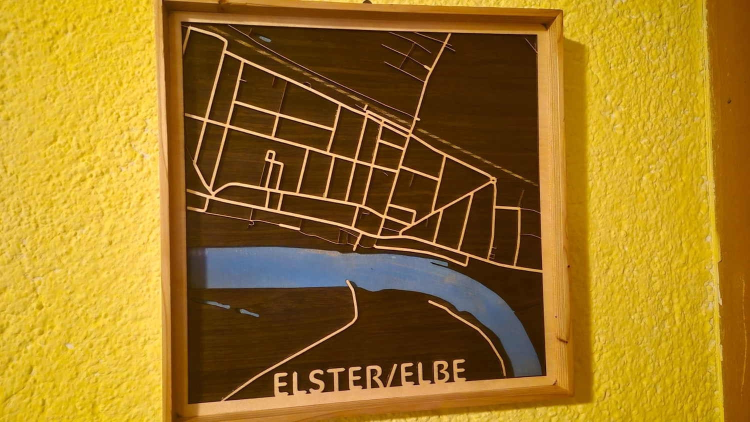 Dach,Wand und Holzkonstruktion - Handgefertigte Holzkunst - Ein individuell gestaltetes Schachset im 3D-Stil mit Burgturm-Eckfiguren und gold- und silbermetallischen Figuren.