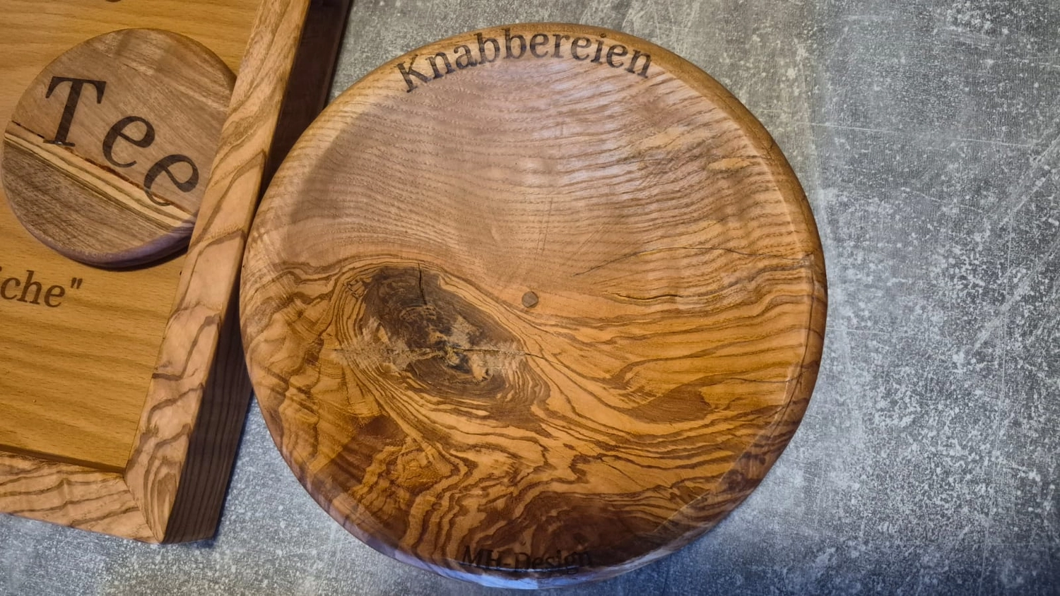 Dach,Wand und Holzkonstruktion - Handgefertigte Holzkunst - Ein individuell gestaltetes Schachset im 3D-Stil mit Burgturm-Eckfiguren und gold- und silbermetallischen Figuren.