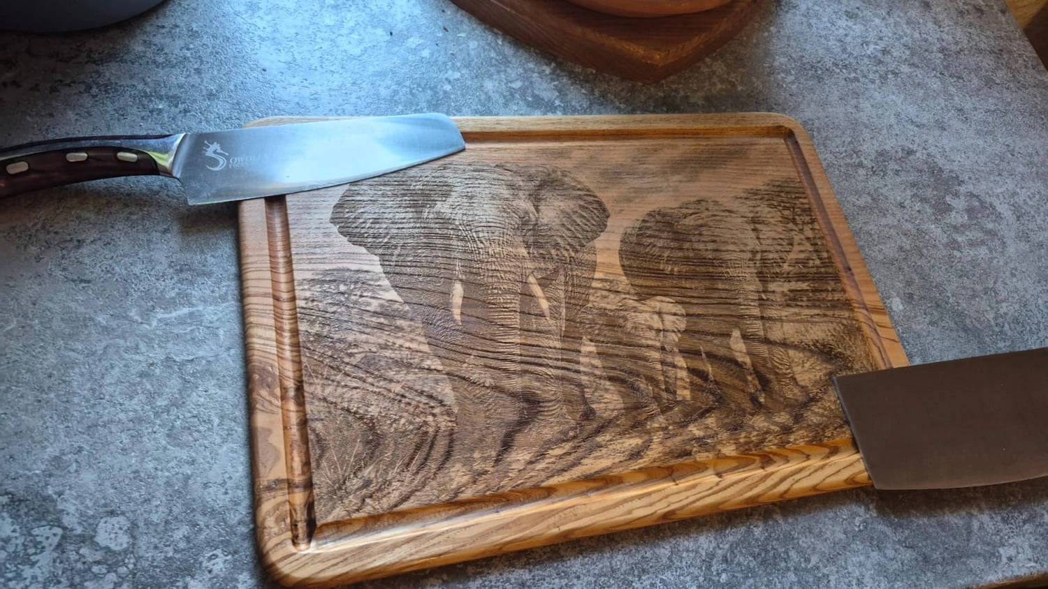 Dach,Wand und Holzkonstruktion - Handgefertigte Holzkunst - Ein individuell gestaltetes Schachset im 3D-Stil mit Burgturm-Eckfiguren und gold- und silbermetallischen Figuren.