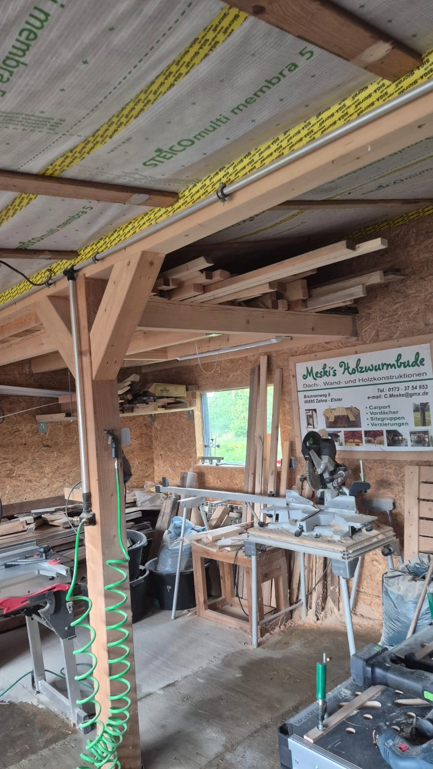 Dach,Wand und Holzkonstruktion - Handgefertigte Holzkunst - Ein individuell gestaltetes Schachset im 3D-Stil mit Burgturm-Eckfiguren und gold- und silbermetallischen Figuren.