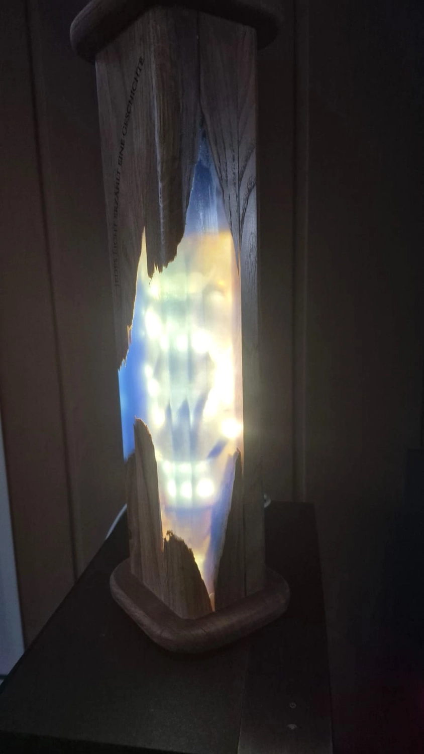 Dach,Wand und Holzkonstruktion - Handgefertigte Holzkunst - Ein individuell gestaltetes Schachset im 3D-Stil mit Burgturm-Eckfiguren und gold- und silbermetallischen Figuren.