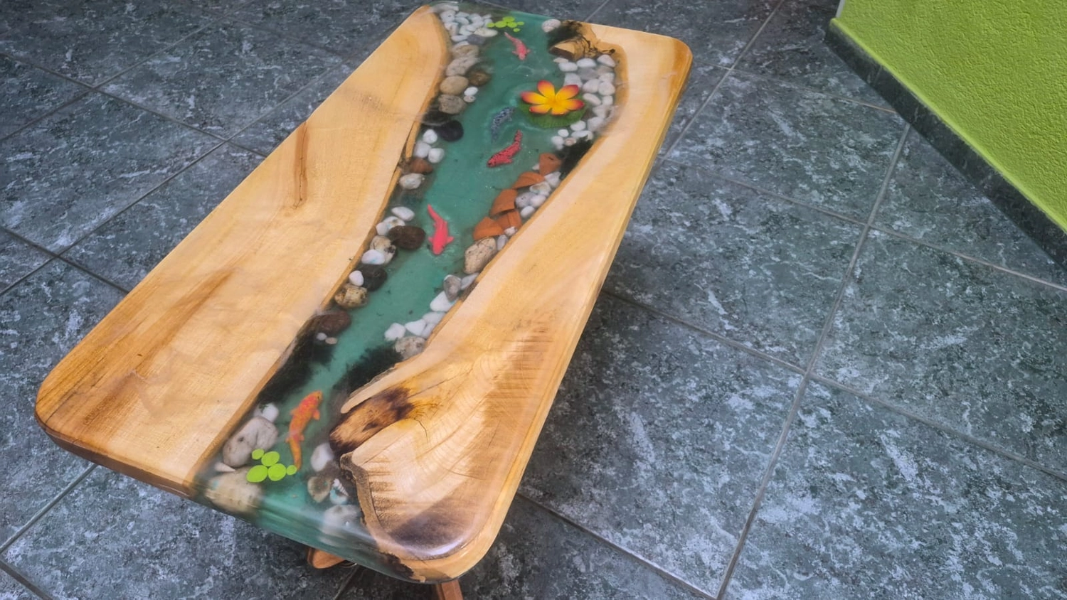 Dach,Wand und Holzkonstruktion - Handgefertigte Holzkunst - Ein individuell gestaltetes Schachset im 3D-Stil mit Burgturm-Eckfiguren und gold- und silbermetallischen Figuren.