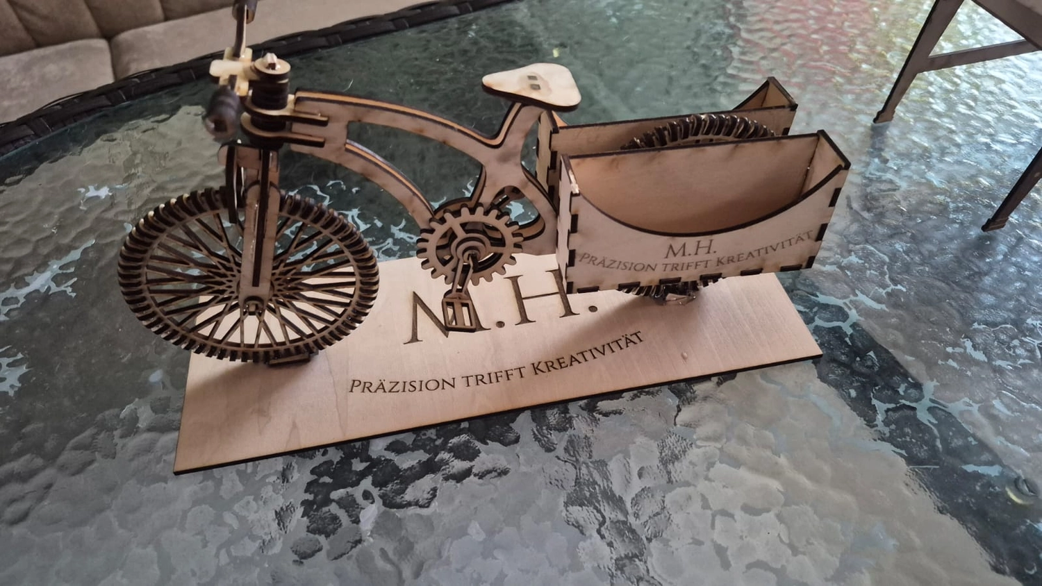 Dach,Wand und Holzkonstruktion - Handgefertigte Holzkunst - Ein individuell gestaltetes Schachset im 3D-Stil mit Burgturm-Eckfiguren und gold- und silbermetallischen Figuren.
