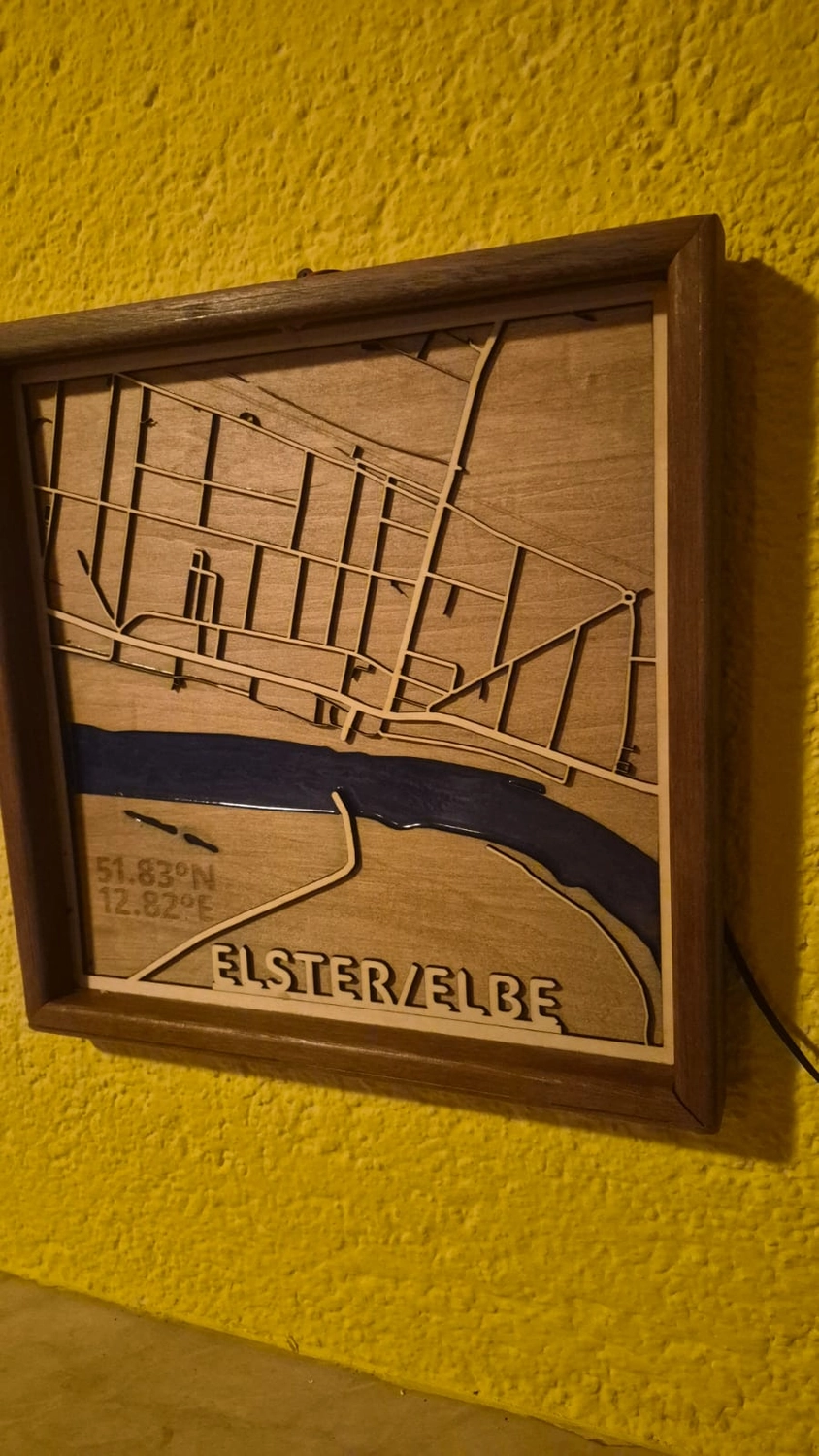 Dach,Wand und Holzkonstruktion - Handgefertigte Holzkunst - Ein individuell gestaltetes Schachset im 3D-Stil mit Burgturm-Eckfiguren und gold- und silbermetallischen Figuren.