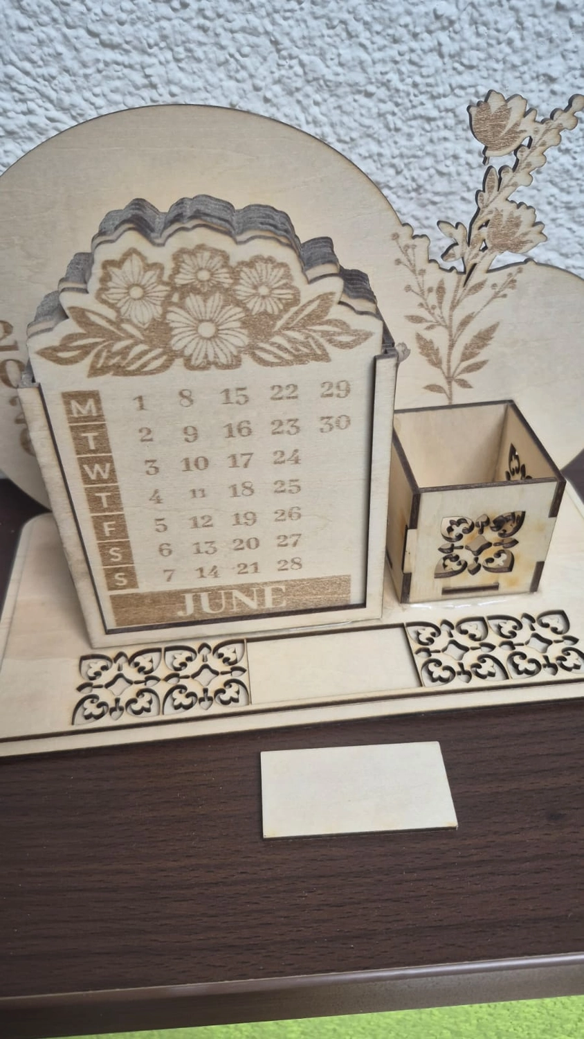 Dach,Wand und Holzkonstruktion - Handgefertigte Holzkunst - Ein individuell gestaltetes Schachset im 3D-Stil mit Burgturm-Eckfiguren und gold- und silbermetallischen Figuren.