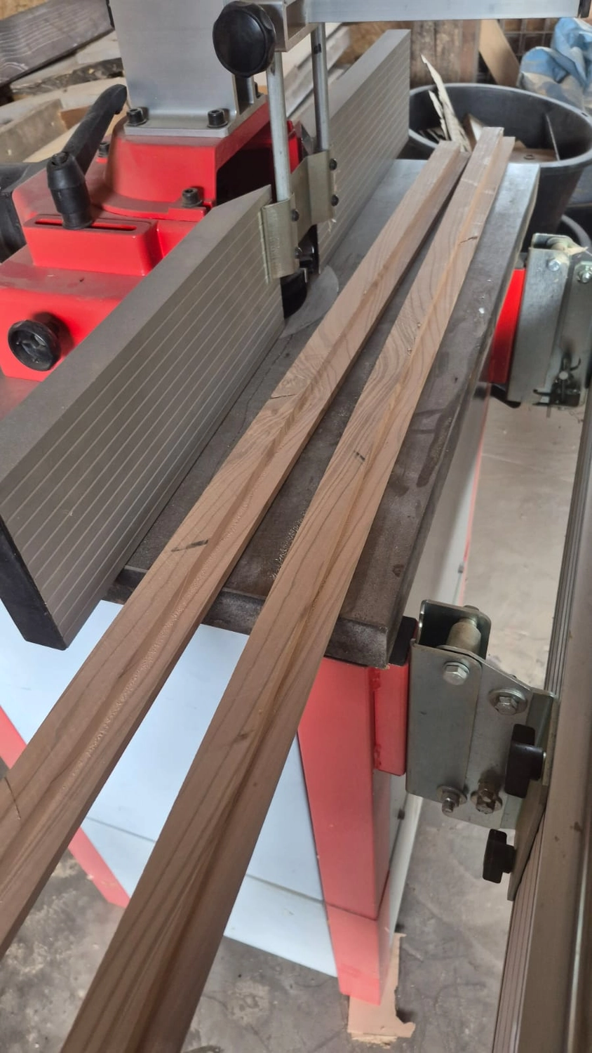 Dach,Wand und Holzkonstruktion - Handgefertigte Holzkunst - Ein individuell gestaltetes Schachset im 3D-Stil mit Burgturm-Eckfiguren und gold- und silbermetallischen Figuren.