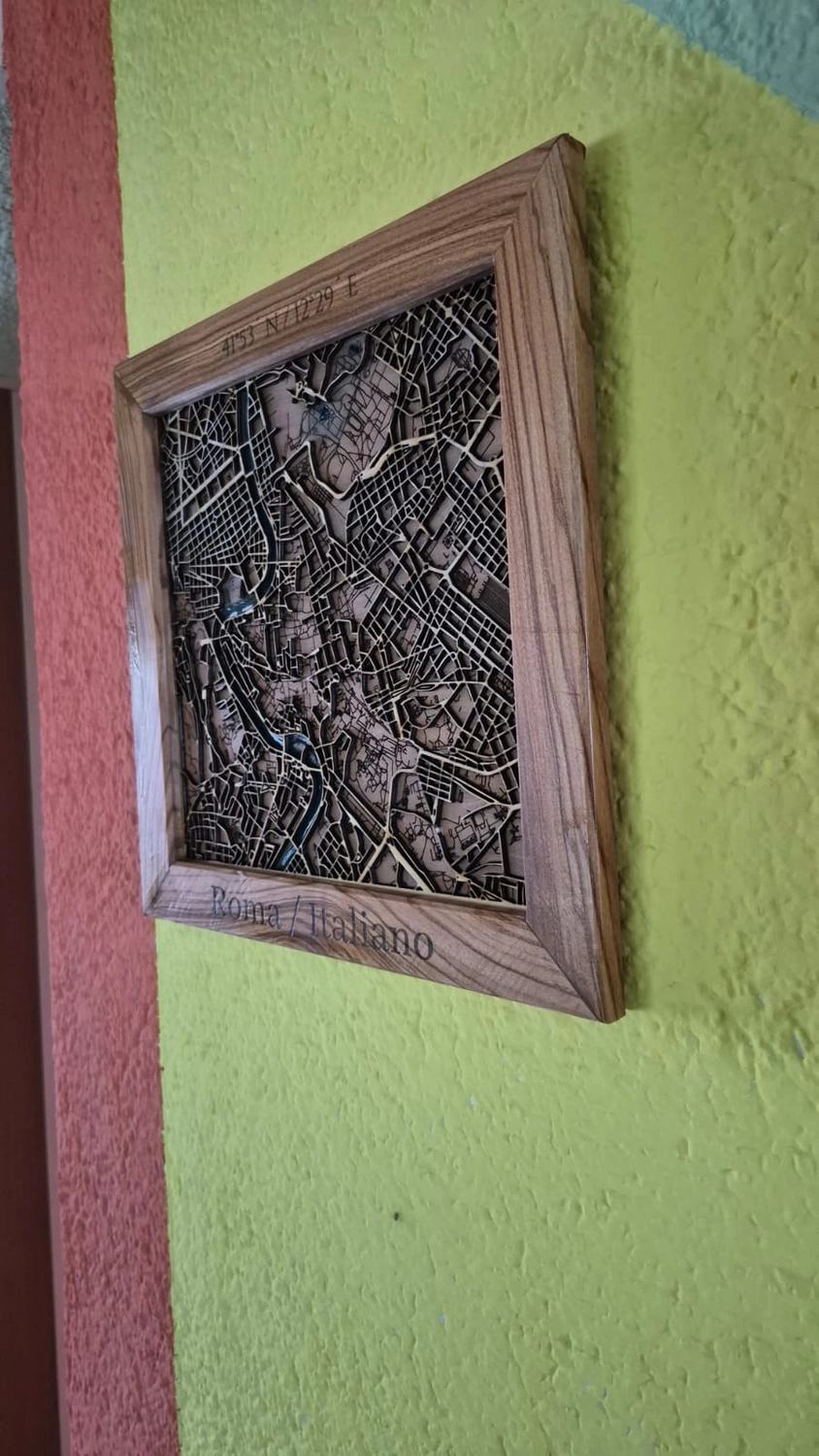 Dach,Wand und Holzkonstruktion - Handgefertigte Holzkunst - Ein individuell gestaltetes Schachset im 3D-Stil mit Burgturm-Eckfiguren und gold- und silbermetallischen Figuren.
