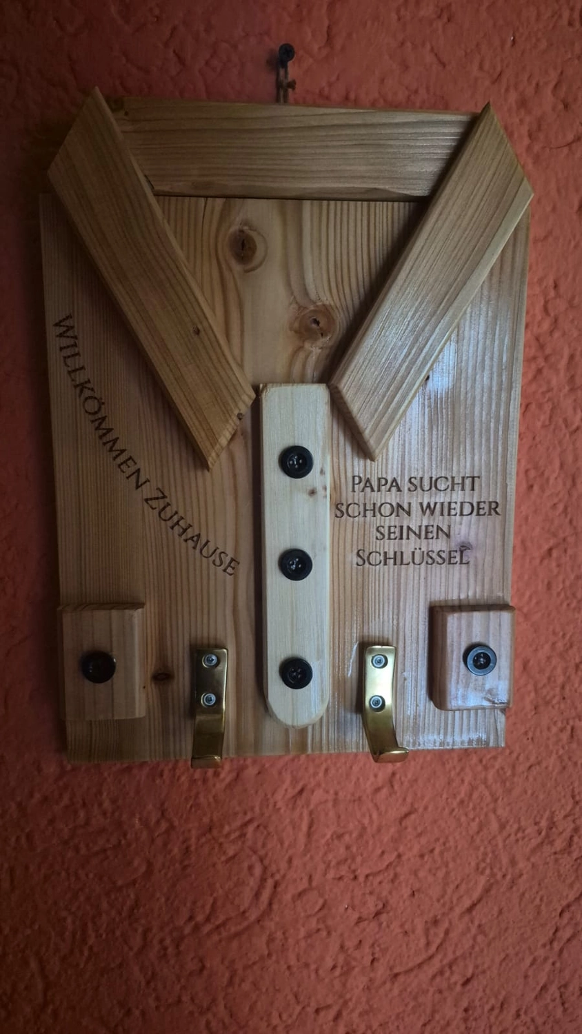 Dach,Wand und Holzkonstruktion - Handgefertigte Holzkunst - Ein individuell gestaltetes Schachset im 3D-Stil mit Burgturm-Eckfiguren und gold- und silbermetallischen Figuren.