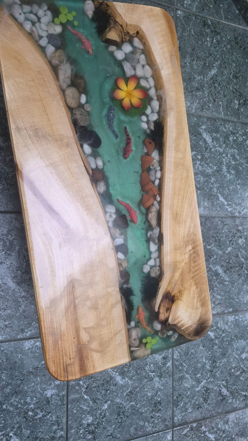 Dach,Wand und Holzkonstruktion - Handgefertigte Holzkunst - Ein individuell gestaltetes Schachset im 3D-Stil mit Burgturm-Eckfiguren und gold- und silbermetallischen Figuren.