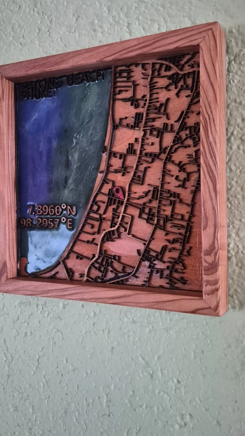 Dach,Wand und Holzkonstruktion - Handgefertigte Holzkunst - Ein individuell gestaltetes Schachset im 3D-Stil mit Burgturm-Eckfiguren und gold- und silbermetallischen Figuren.