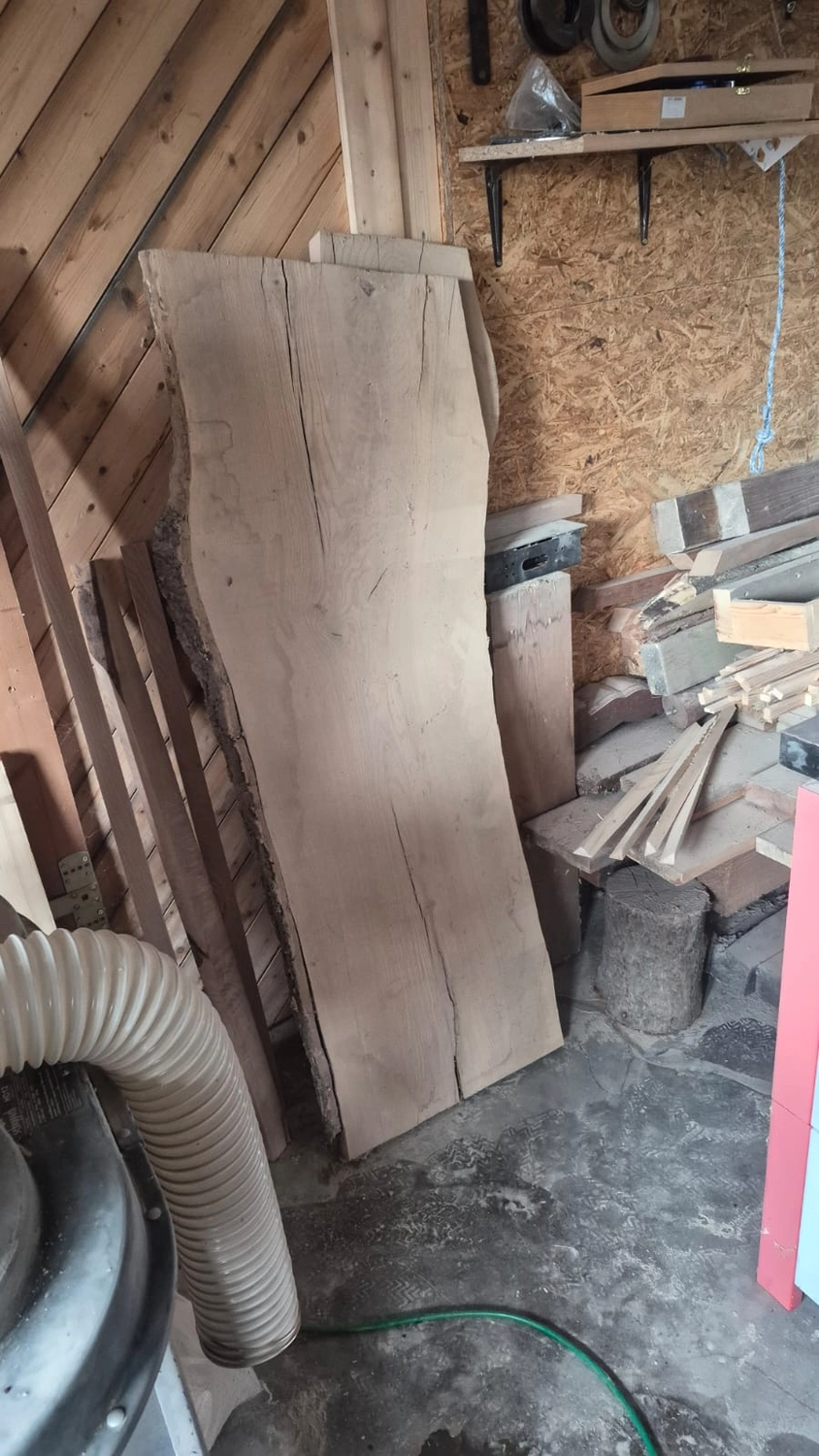 Dach,Wand und Holzkonstruktion - Handgefertigte Holzkunst - Ein individuell gestaltetes Schachset im 3D-Stil mit Burgturm-Eckfiguren und gold- und silbermetallischen Figuren.