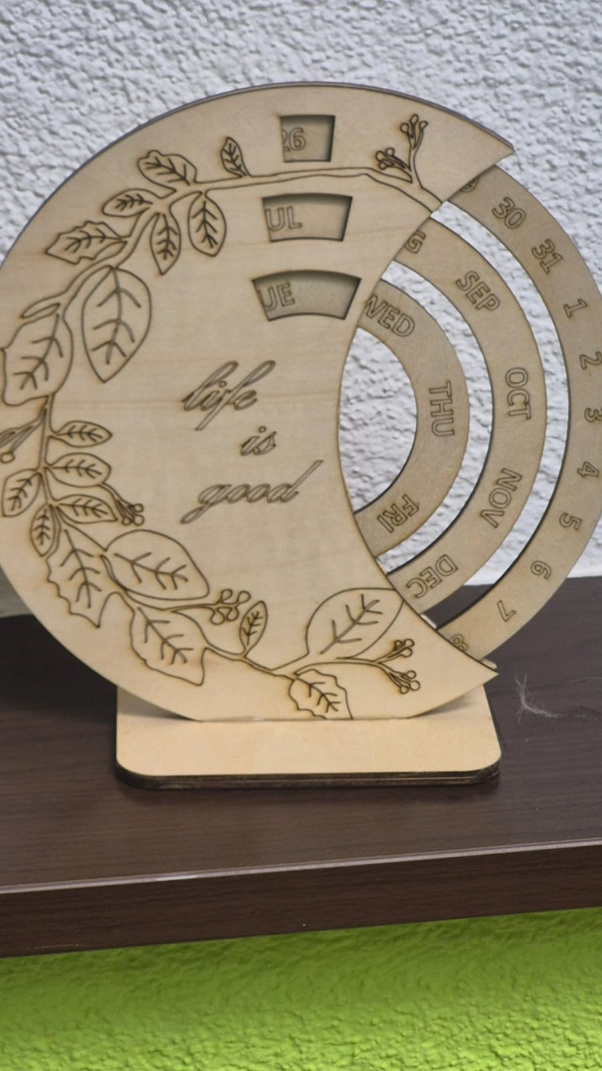 Dach,Wand und Holzkonstruktion - Handgefertigte Holzkunst - Ein individuell gestaltetes Schachset im 3D-Stil mit Burgturm-Eckfiguren und gold- und silbermetallischen Figuren.