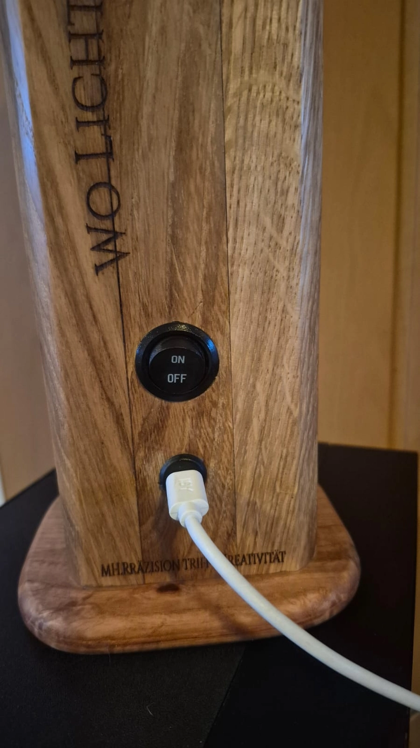Dach,Wand und Holzkonstruktion - Handgefertigte Holzkunst - Ein individuell gestaltetes Schachset im 3D-Stil mit Burgturm-Eckfiguren und gold- und silbermetallischen Figuren.
