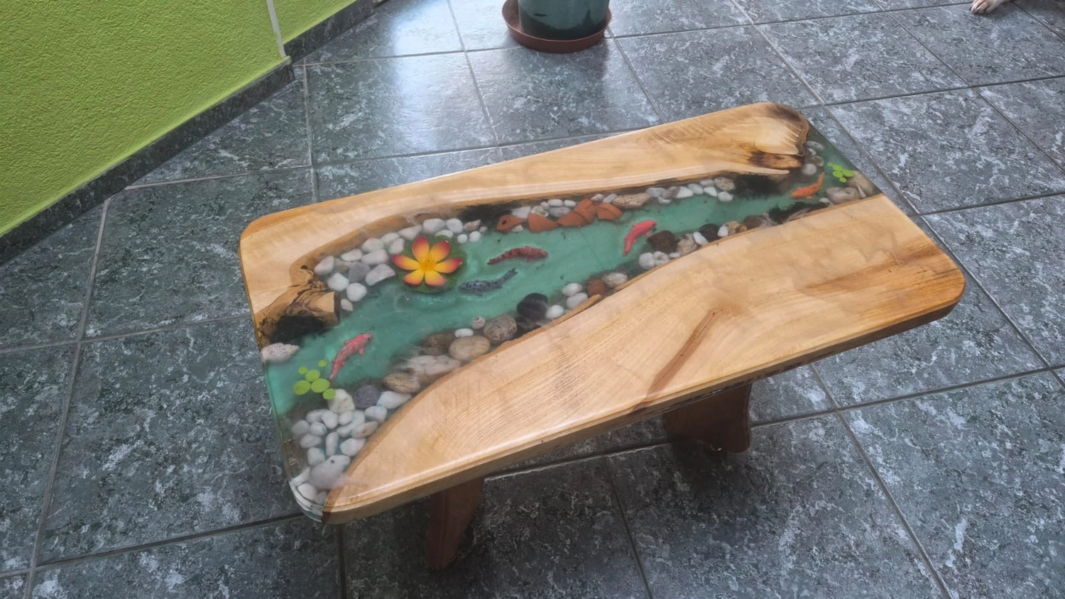 Dach,Wand und Holzkonstruktion - Handgefertigte Holzkunst -Eine hölzerne Werkbank voller lasergeschnittener Projekte, darunter Ornamente, eine kleine Schachtel und ein Holzkreuz.