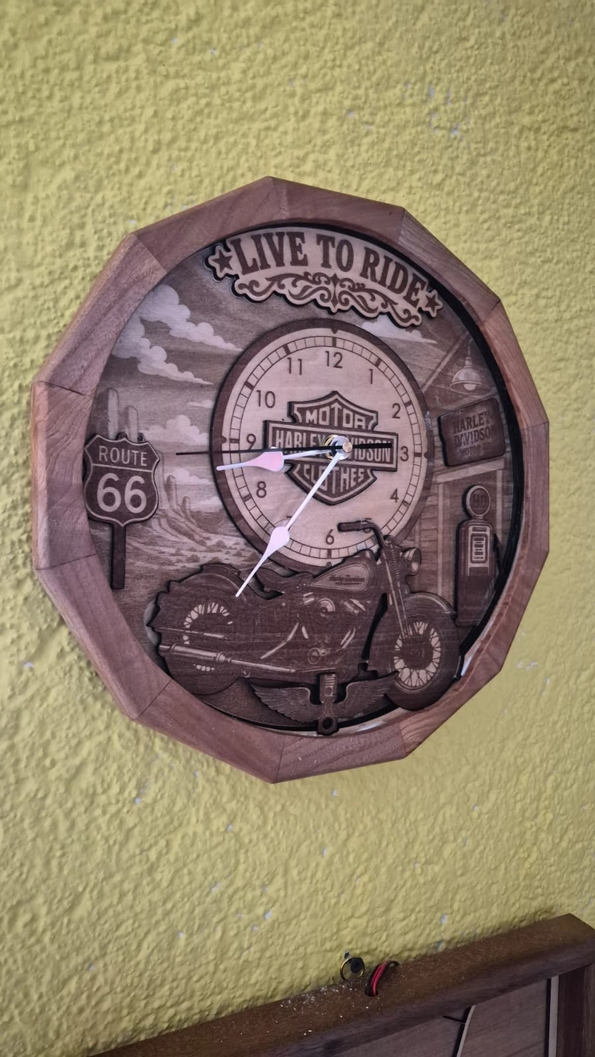 Dach,Wand und Holzkonstruktion - Handgefertigte Holzkunst - Eine runde Wanduhr aus einer naturbelassenen Holzplatte, umhüllt von wirbelndem, schwarz-weißem Epoxidharz.