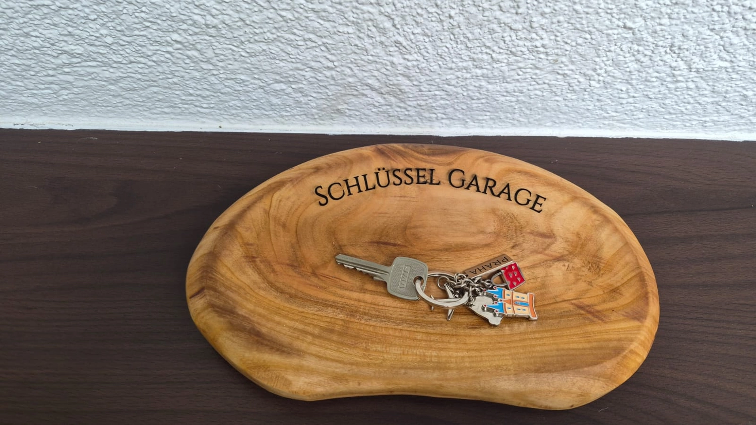 Dach,Wand und Holzkonstruktion - Handgefertigte Holzkunst - Ein lasergeschnittener Schreibtisch-Organizer aus Holz mit geometrischen Mustern und einem kleinen Stiftehalter.