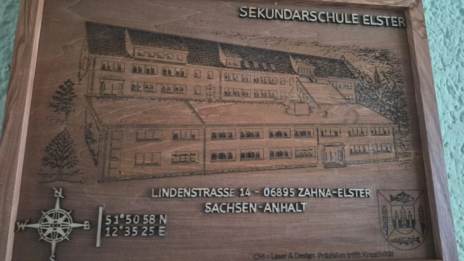 Dach,Wand und Holzkonstruktion - Handgefertigte Holzkunst - Eine dekorative Harzlampe mit einer lebendigen Unterwasserwelt, die Taucher, Meeresschildkröten und Korallen zeigt.