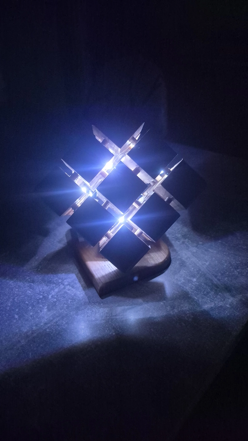 Dach,Wand und Holzkonstruktion - Handgefertigte Holzkunst - Ein modernes, handgefertigtes Schachbrett mit abwechselnden Feldern aus Holz und leuchtendem, blauem Epoxidharz. Transparente, blaue und klare Schachfiguren aus Harz sind auf dem leuchtenden Brett angeordnet.