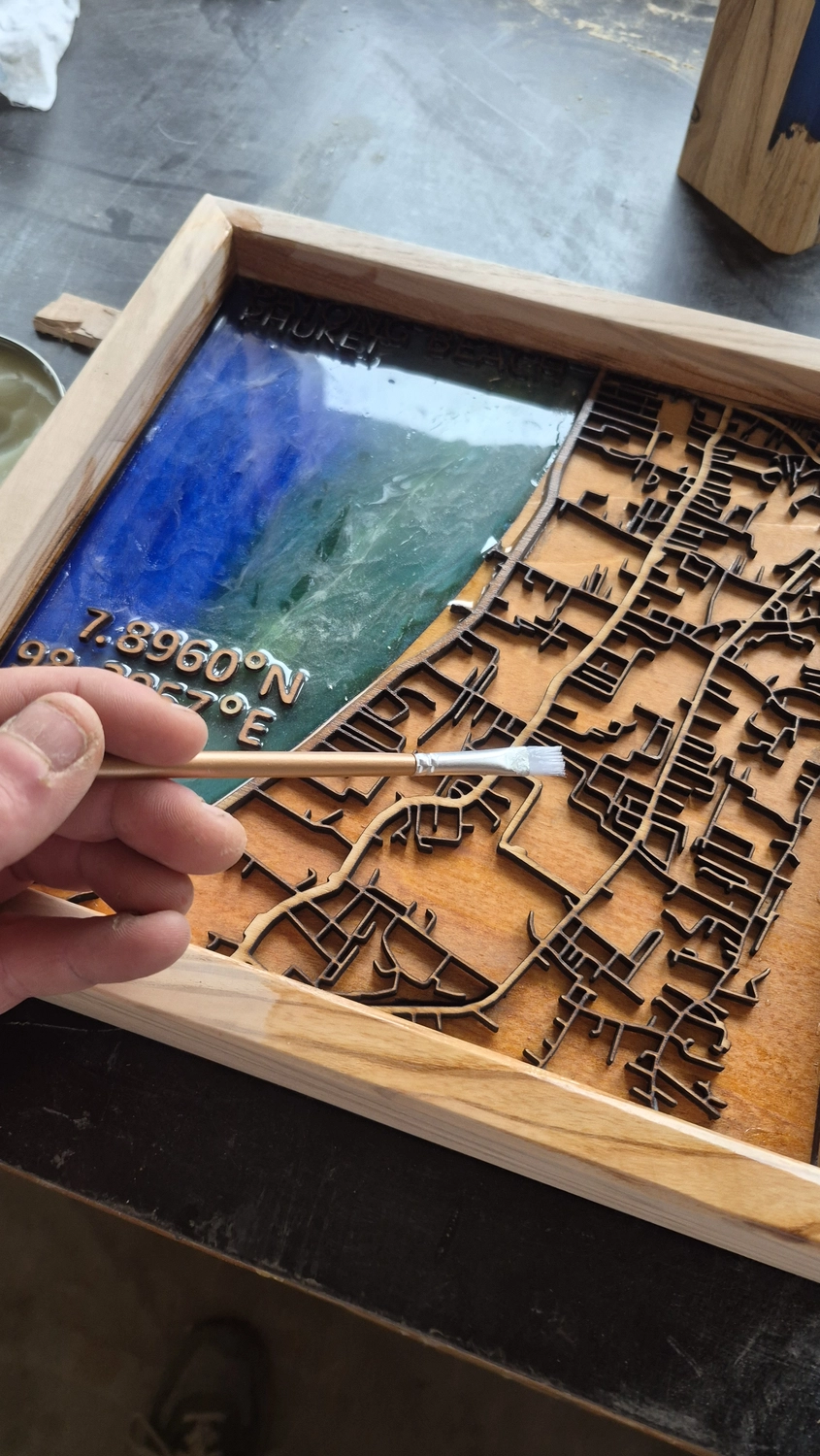 Dach,Wand und Holzkonstruktion - Handgefertigte Holzkunst - Ein individuell gestaltetes Schachset im 3D-Stil mit Burgturm-Eckfiguren und gold- und silbermetallischen Figuren.
