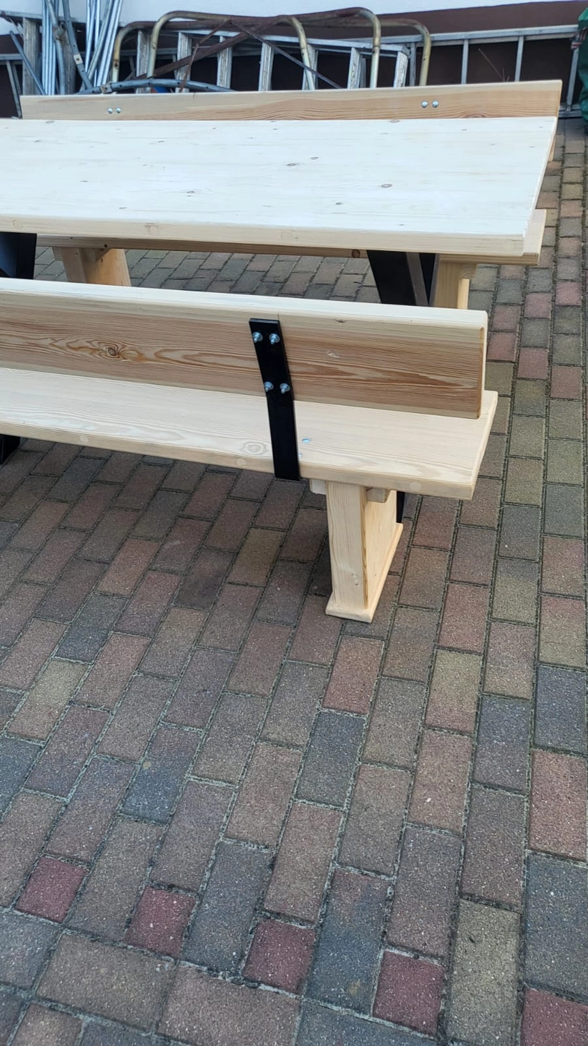 Dach,Wand und Holzkonstruktion - Handgefertigte Holzkunst - Eine minimalistische, helle Gartenbank aus Holz mit schwarzer Metallstrebe.