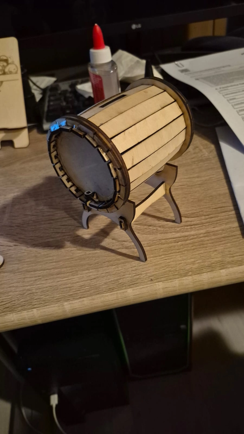 Dach,Wand und Holzkonstruktion - Handgefertigte Holzkunst - Ein kleines, zylindrisches Schreibtischaccessoire oder eine Lampe aus Holz mit Lattenmuster auf einem minimalistischen Holzständer.